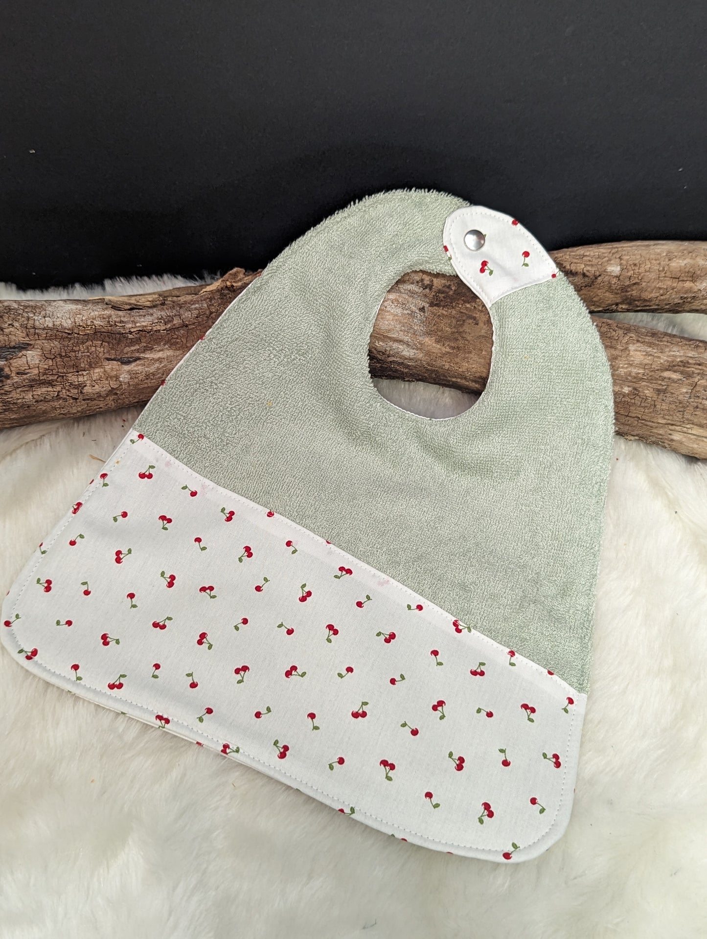 Bavoir cerise dès 5 mois