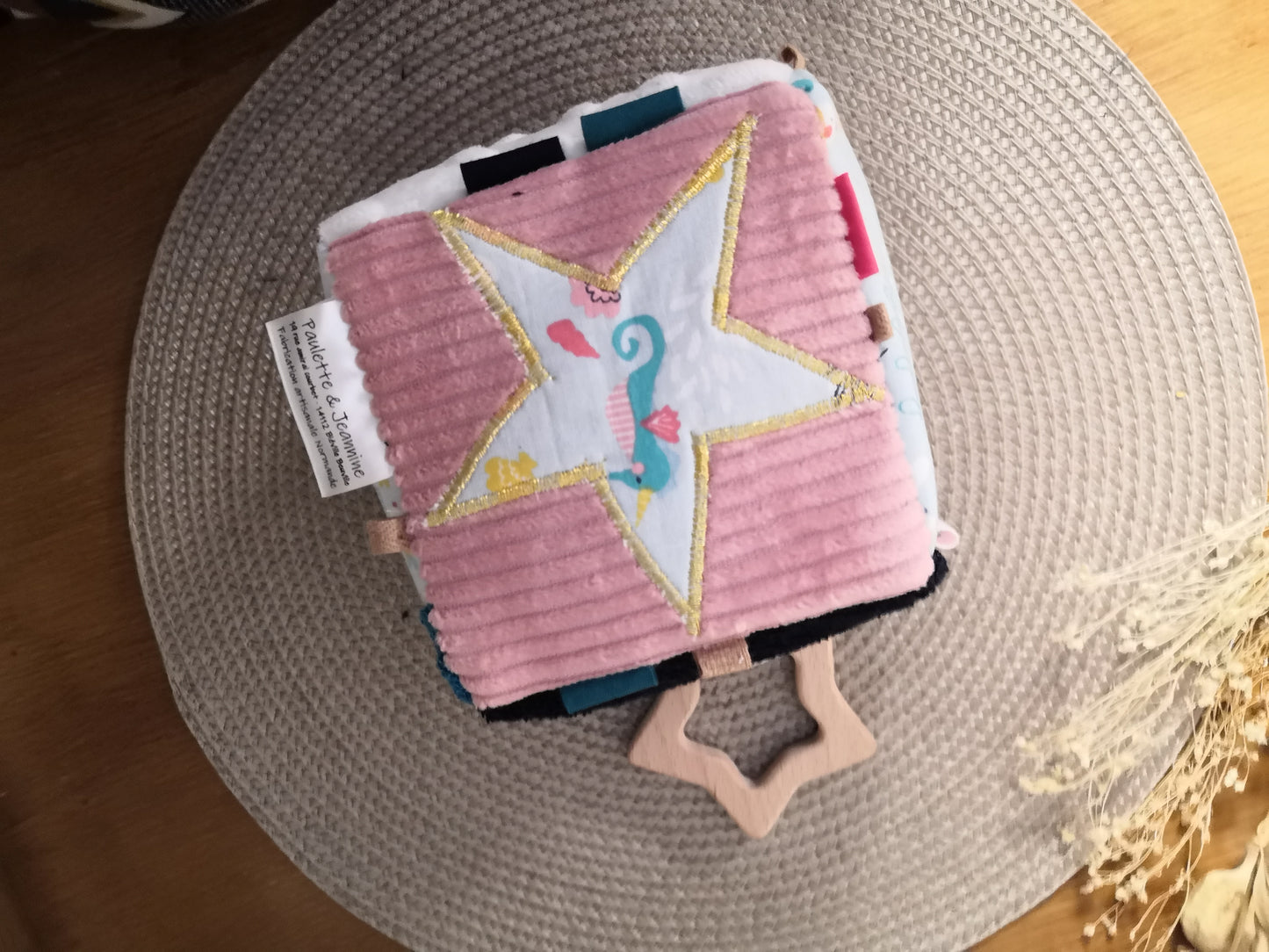 Cube d'éveil Baleine Rose & prénom - Jeu d'éveil pour bébé CE - A personnaliser