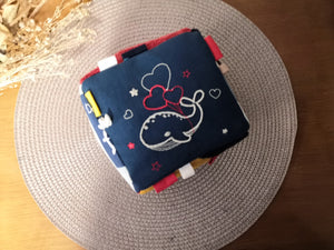 Ouvrir l&#39;image dans le diaporama, Cube d&#39;éveil Baleine Bleue &amp; prénom - Jeu d&#39;éveil pour bébé CE - A personnaliser
