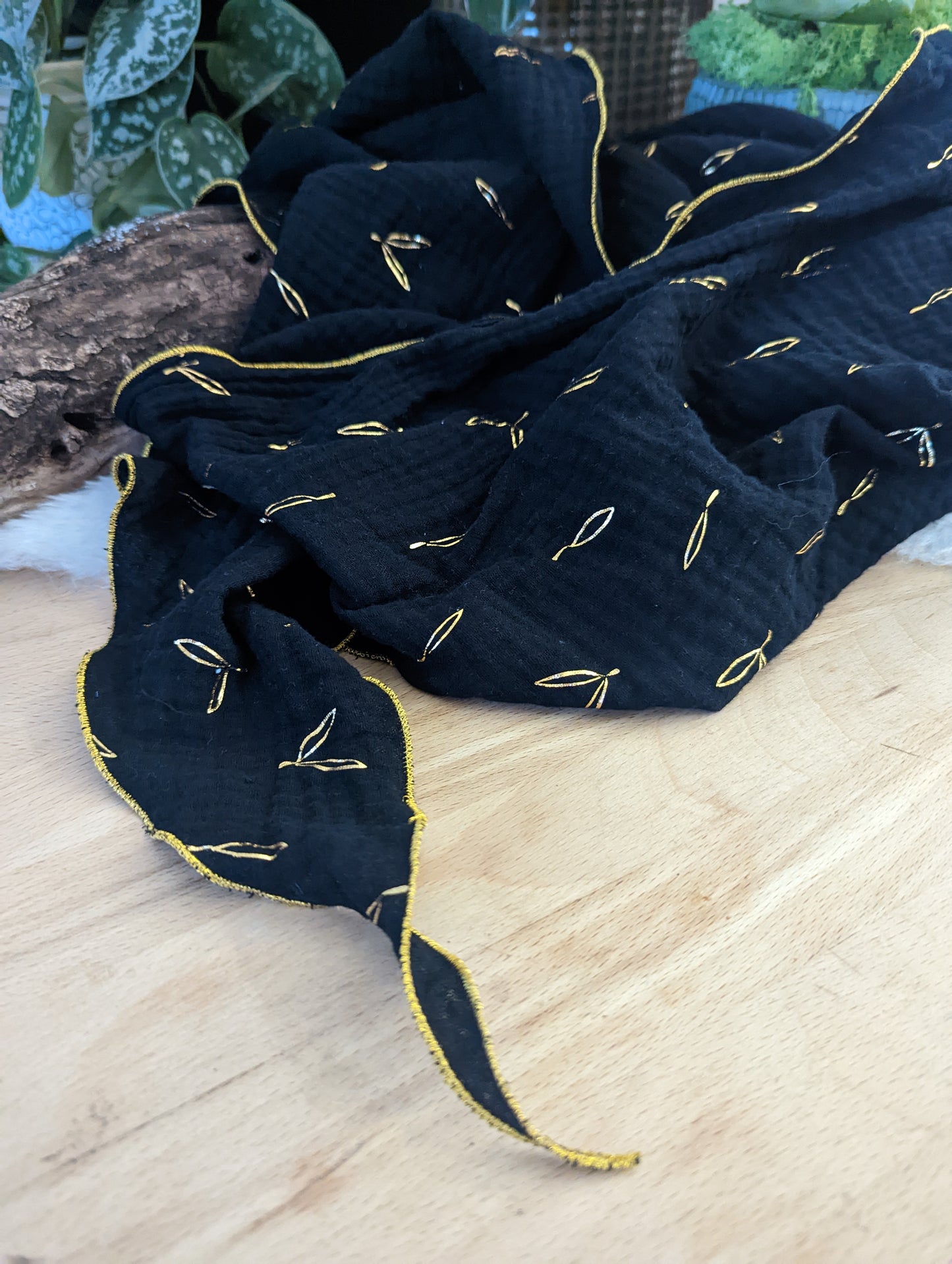 Foulard en double gaze noir et or