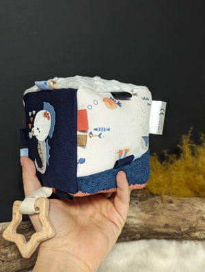 Copie de Cube d'éveil hippocampe & prénom - Jeu d'éveil pour bébé CE - A personnaliser