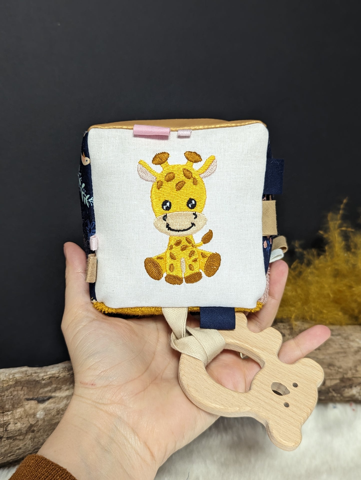 Cube d'éveil girafe & prénom - Jeu d'éveil pour bébé CE - A personnaliser