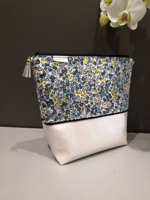 Ouvrir l&#39;image dans le diaporama, Trousse de toilette simili cuir et liberty - Taille L - Article sur mesure
