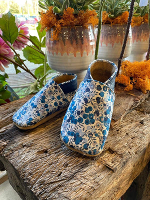 Ouvrir l&#39;image dans le diaporama, Chaussons bébé en cuir &amp; liberty
