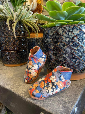 Ouvrir l&#39;image dans le diaporama, Chaussons bébé en cuir &amp; liberty

