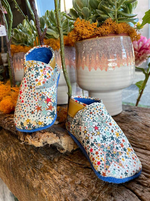 Ouvrir l&#39;image dans le diaporama, Chaussons bébé en cuir &amp; liberty
